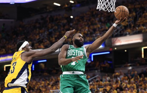 NG体育-塔图姆在雄鹿比赛中大比分获胜，比赛局势复杂引发热议！全场沸腾不已的简单介绍