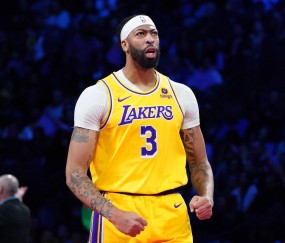 NG体育-大比分获胜首场状态出色，IG观众沸腾！，浓眉哥重返赛场赢得满堂喝彩(女子足球进球精彩瞬间)